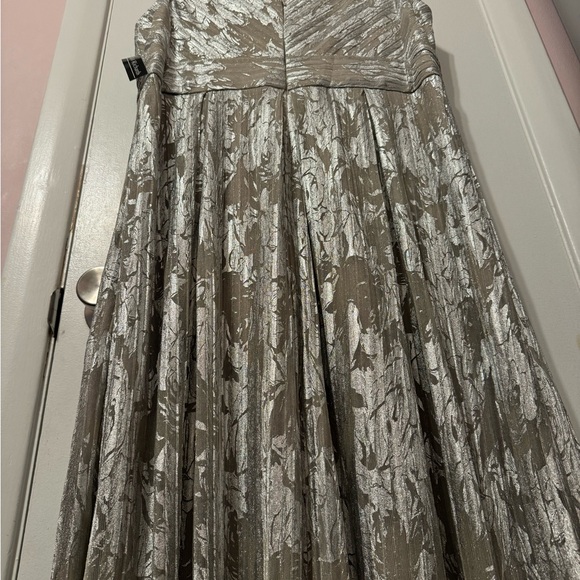 R&M Richards Women's Long Length Sleeveless Metallic Printed Gown - Picture 3 of 8